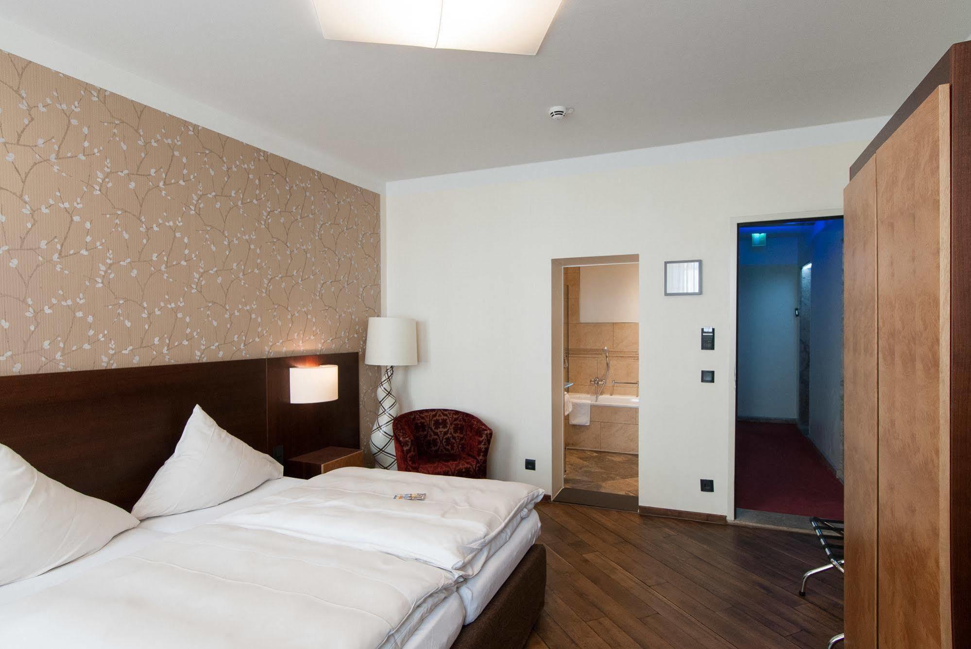 Hotel Deutsche Eiche Munchen Bagian luar foto