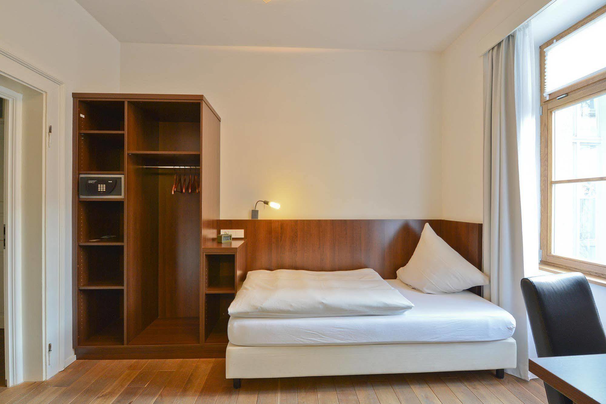 Hotel Deutsche Eiche Munchen Bagian luar foto